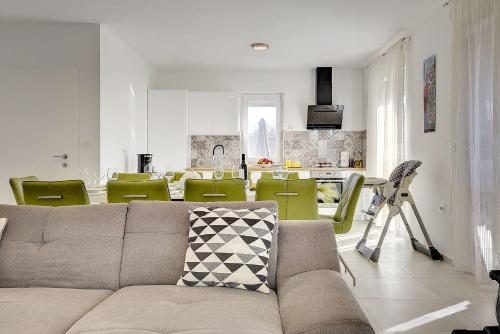 Villa mit privatem Pool, Spielplatz, WLAN, Klima, BBQ