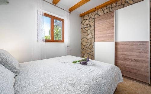 1 dormitorio con cama y ventana en Unterkunft mit Sauna, Meerblick, Whirlpool und beheiztem Pool, en Labin