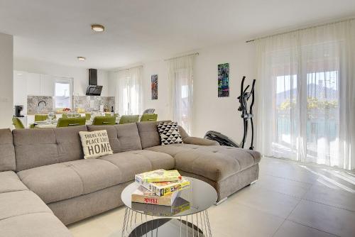 Villa mit privatem Pool, Spielplatz, WLAN, Klima, BBQ