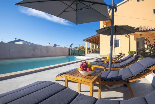 Villa mit privatem Pool, Spielplatz, WLAN, Klima, BBQ