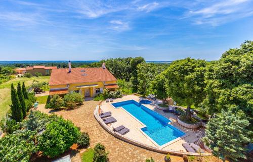 an aerial view of a house with a swimming pool at Mit großem Pool, Gym, Tischtennis, Kicker, Observatorium, Volleyballplatz in Ližnjan