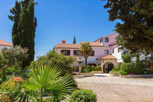 Ferienwohnung mit Pool, Klima, Grillplatz, Balkon