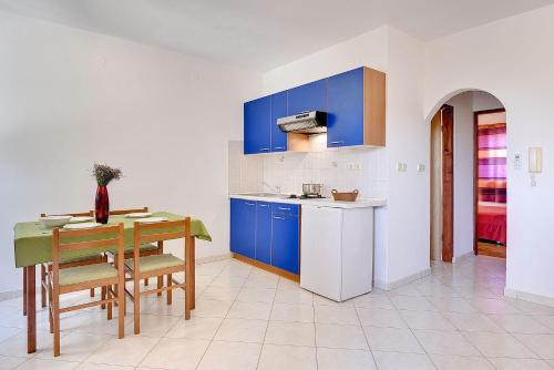 Schöne Ferienwohnung nur 100 Meter bis zum Strand in Medulin mit Klima, WLAN, Balkon
