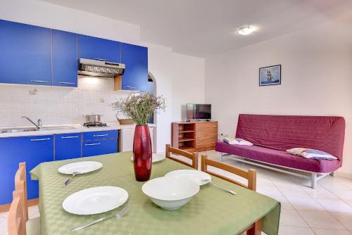 Schöne Ferienwohnung nur 100 Meter bis zum Strand in Medulin mit Klima, WLAN, Balkon
