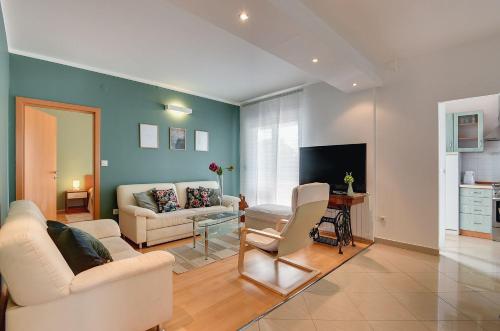Attraktive Ferienwohnung mit großem Pool, Klimaanlage, WLAN, BBQ und nur 700 Meter bis zum Sandstrand