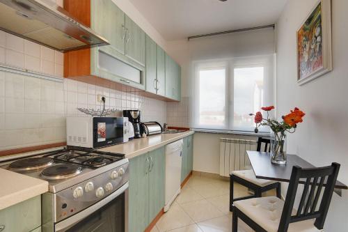 Attraktive Ferienwohnung mit großem Pool, Klimaanlage, WLAN, BBQ und nur 700 Meter bis zum Sandstrand