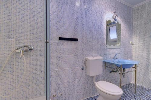 Kúpeľňa v ubytovaní Ferienwohnung nur 500 Meter bis zum Kieselstrand mit großem Pool , Schlafzimmer, Bad, Küche, Klima, WLAN