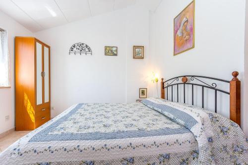 1 dormitorio con 1 cama grande en una habitación en Ferienwohnung in bester Lage, nahe dem Meer, en Barbariga