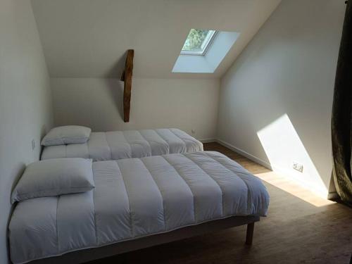 1 Schlafzimmer mit 2 Betten und einem Fenster in der Unterkunft Grange moderne près de Rennes avec jolie vue ! in Gévezé