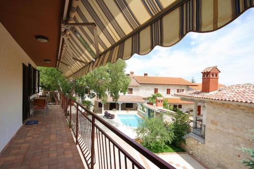 Zdjęcie z galerii obiektu Ferienwohnung mit Pool, WLAN, Klima, Haustiere erlaubt und schönem Außenbereich w mieście Krnica