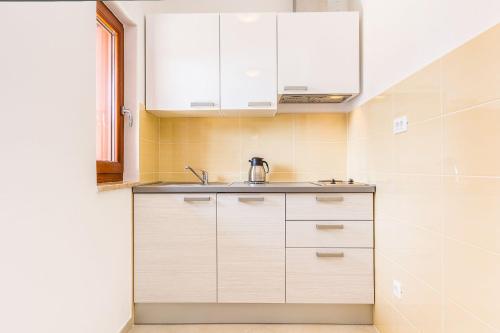 Kuchyň nebo kuchyňský kout v ubytování Ferienwohnung nur 500 Meter bis zum Kieselstrand mit Küche, Klima, WLAN, Haustiere erlaubt