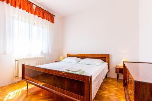 1 dormitorio con 1 cama grande y escritorio en Sonniges Ferienhaus inmitten grüner Natur, en Grandići
