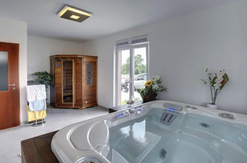 - une grande salle de bains pourvue d'une baignoire dans l'établissement Charmante Villa mit privatem Pool, Klima, WLAN, Whirlpool, Sauna, Terrasse und Grill, à Hreljići