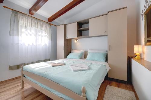 Posteľ alebo postele v izbe v ubytovaní Preiswerte und schöne Ferienwohnung mit Pool, WLAN, Terrasse und Grill