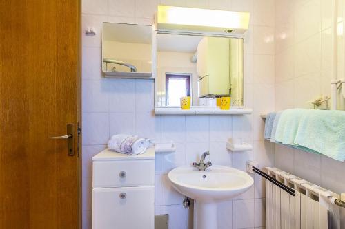 Ένα μπάνιο στο Ferienwohnung mit WLAN, Klima, Parkplatz, Grill und großem Garten zum Fußball spielen