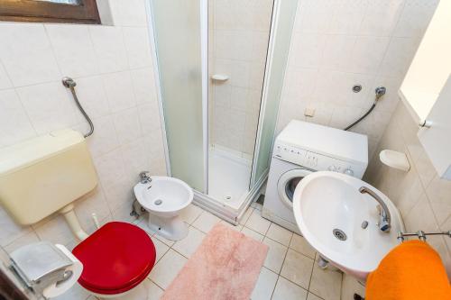 a bathroom with a sink and a toilet and a shower at Traumhaft nur 400 Meter zum Strand in Banjole