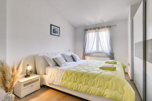 a bedroom with a large bed and a window at Appartement mit großem Garten und Grillbereich in Valtura