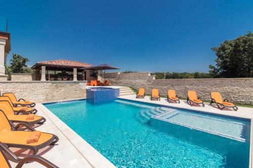 Fotografie z fotogalerie ubytování Villa für große Ansprüche mit großem Pool, Sauna, Whirlpool, Billard v destinaci Ližnjan