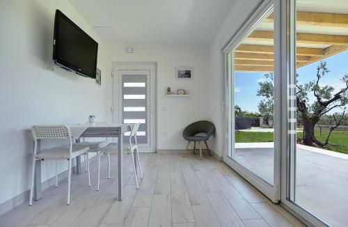 Gepflegtes Ferienhaus mit moderner Ausstattung, Parkplatz, Klima