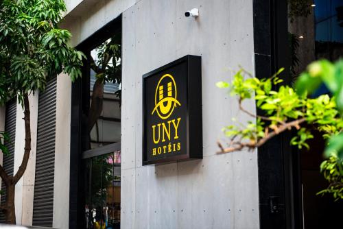 サンパウロにあるUny Hotéis Brásの建物横の黒・黄色の看板