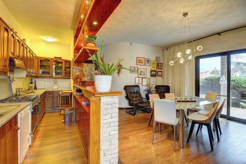 Zdjęcie z galerii obiektu Tolle Ferienwohnung mit großem Pool, Klima, WLAN, BBQ w Puli