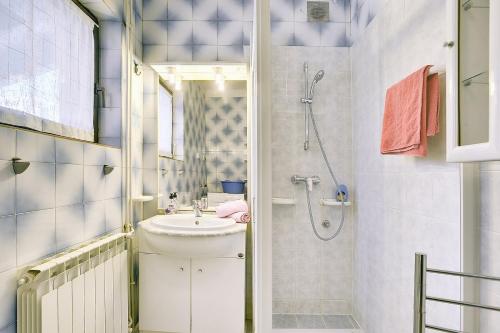 a small bathroom with a sink and a shower at Einzigartige Villa nur 1 km bis zum Strand mit privatem Pool, BBQ, Klima, WLAN in Ližnjan