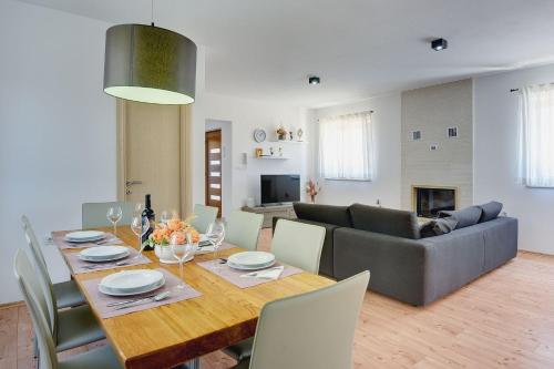 Villa nur 800 Meter zum Strand mit Meerblick, privatem Pool, BBQ und Spielplatz