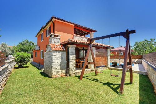 Villa nur 800 Meter zum Strand mit Meerblick, privatem Pool, BBQ und Spielplatz