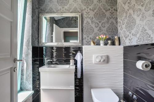 ein Bad mit einem Waschbecken und einem Spiegel in der Unterkunft Villa Desire in Juršići