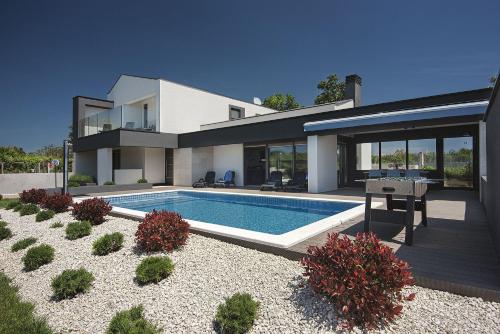 Traumhafte Villa in Valbandon mit Außenpool, Klima, Tischfußball