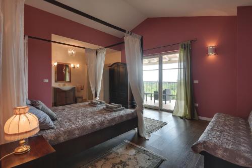 Postel nebo postele na pokoji v ubytování Herrliche Villa mit Pool, Whirlpool, Sauna, Fitnessraum,WiFi und nur 2 km vom Strand entfernt