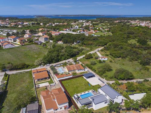 Traumhafte Villa in Valbandon mit Außenpool, Klima, Tischfußball