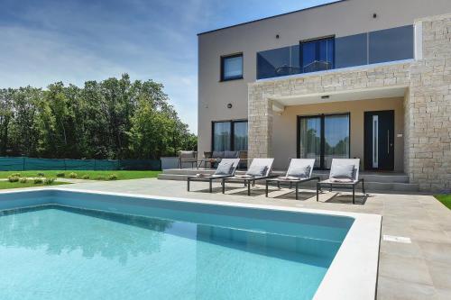 Fotografie z fotogalerie ubytování Villa mit privatem Pool, WLAN, 4 Klimas und tollem BBQ-Bereich v destinaci Loborika