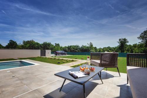 Fotografie z fotogalerie ubytování Villa mit privatem Pool, WLAN, 4 Klimas und tollem BBQ-Bereich v destinaci Loborika