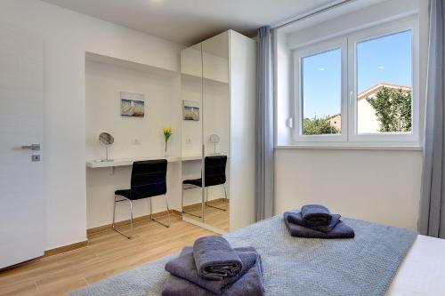 Posteľ alebo postele v izbe v ubytovaní Villa mit privatem Pool, Klima, WLAN, BBQ in der Nähe vom Meer
