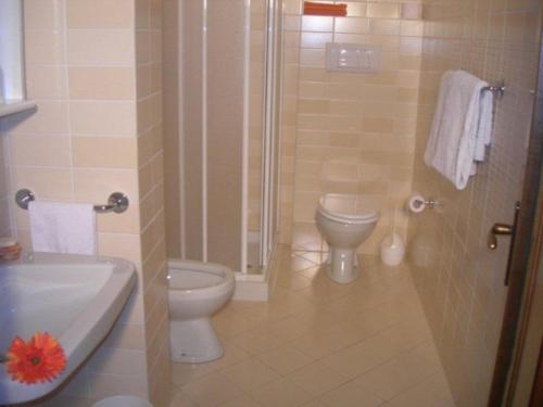 uma casa de banho com um chuveiro, um WC e um lavatório. em Tignale - Appartement VISTA BLU 107 - Ferienwohnung am Gardasee mieten em Tignale