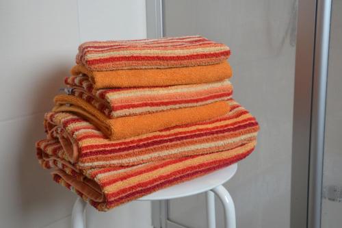 ノルトダイヒにあるBungalow Windstilleのタオルの積み重ねがスツールに掛けられている