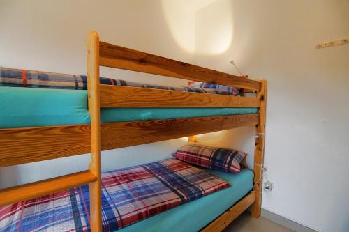kilka łóżek piętrowych w pokoju w obiekcie Bungalow Tilla w mieście Norddeich