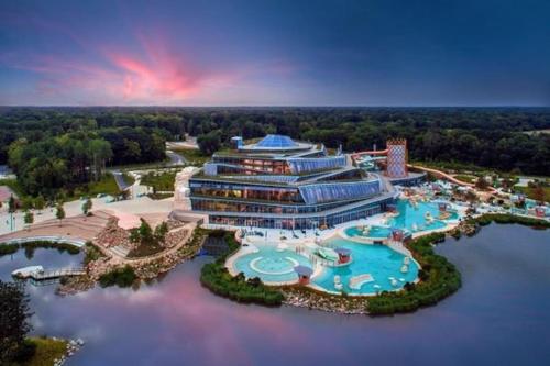 una vista aérea de un complejo con piscina en Appartement Disneyland Paris, en Bussy-Saint-Georges