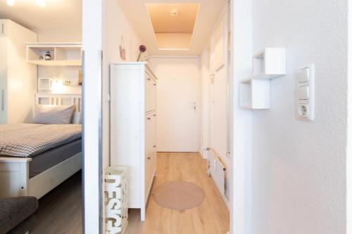 トラフェミュンデにあるFerienwohnung Bodo´s Strandkorbのベッドルーム1室とベッド1台が備わる小さなアパートメントです。