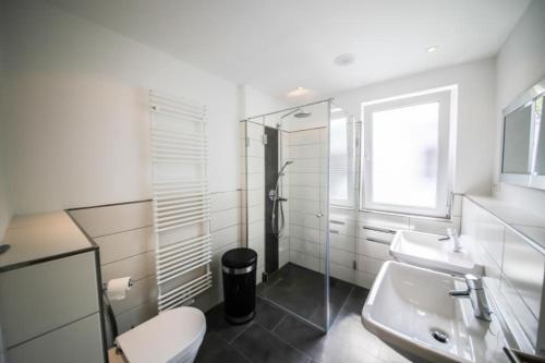 ティメンドルファー・シュトラントにあるFerienwohnung Glücksgefühlのバスルーム(トイレ、洗面台付)、窓が備わります。