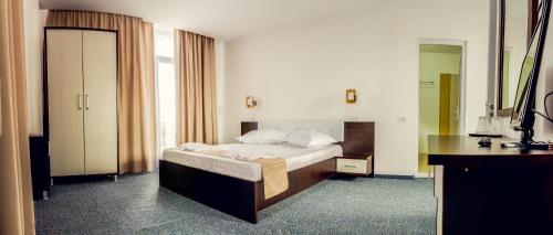Un pat sau paturi într-o cameră la Babylonia Resort