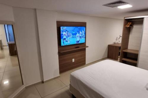 ジョアンペソアにあるImperial Flat Tambaúのベッドルーム(ベッド1台、薄型テレビ付)