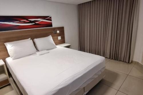 - une chambre avec un grand lit blanc dans l'établissement Imperial Flat Tambaú, à João Pessoa