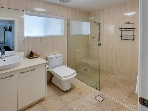 e bagno con servizi igienici e doccia in vetro. di H2O Holiday Apartments Unit 12 a North Haven
