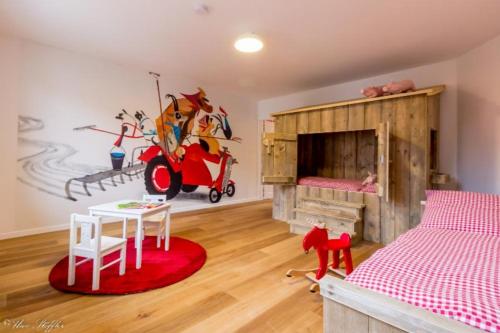 una camera con letto, tavolo e tappeto rosso di Ferienhaus Rote Sau a Herrentierbach