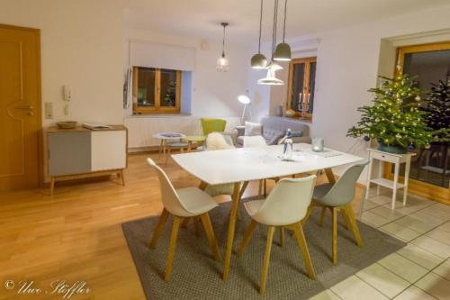 a kitchen and living room with a table and chairs at Ferienwohnung Maierers Schaiere in Gammesfeld