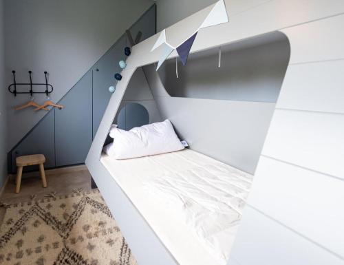 a bed in a room with a white bed frame at Freistehendes Landhaus Paco mit 2100qm eingezäuntes Grundstück, Kamin, Sauna und besuchen Sie die Alpakazucht in der Nachbarschaft in Blaufelden