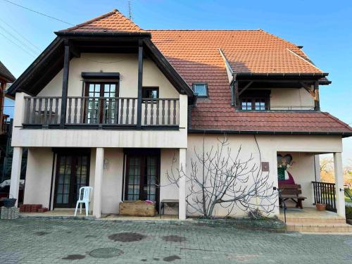 ein Haus mit einem Balkon und einer Terrasse in der Unterkunft Maison de 7 chambres avec balcon amenage et wifi a Rorschwihr in Rorschwihr