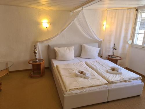 1 dormitorio con 1 cama blanca y 2 toallas en Historisches Backhaus, en Enkirch